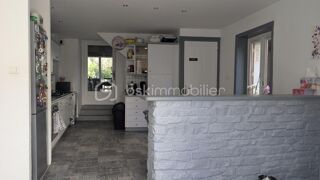 Vente Maison Maison familiale 5 pièces - 4 chambres - combles aménageables - véranda 70 m2, jardin, piscine - centre village Saint genis l argentiere