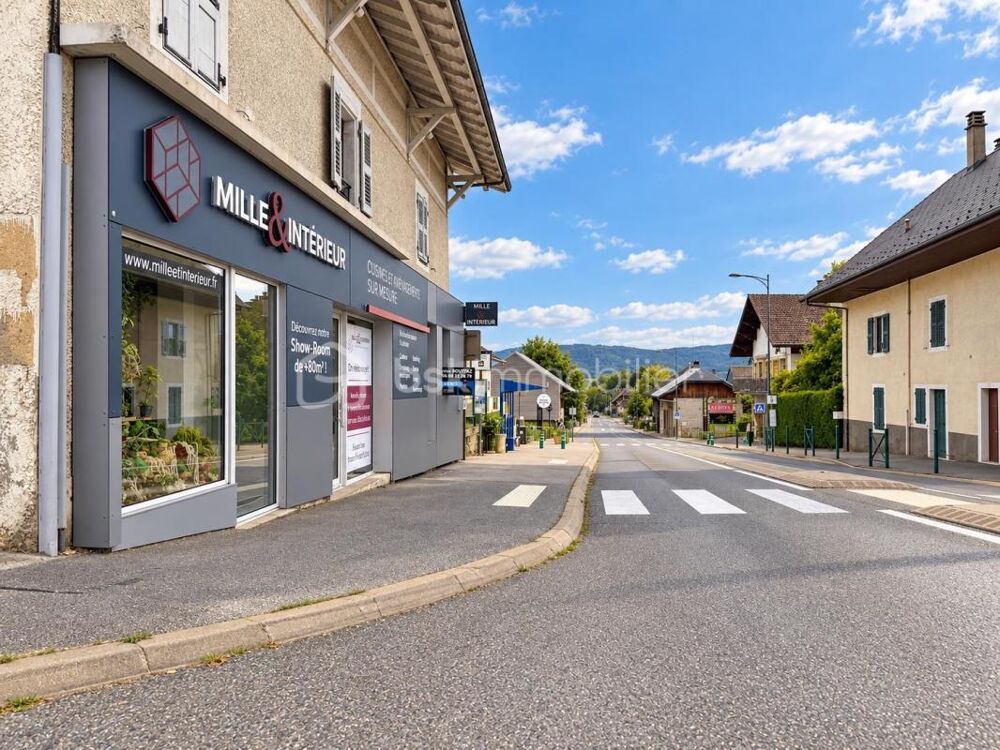   Joli local entretenu à forte visibilité / 2 parkings + Cave 