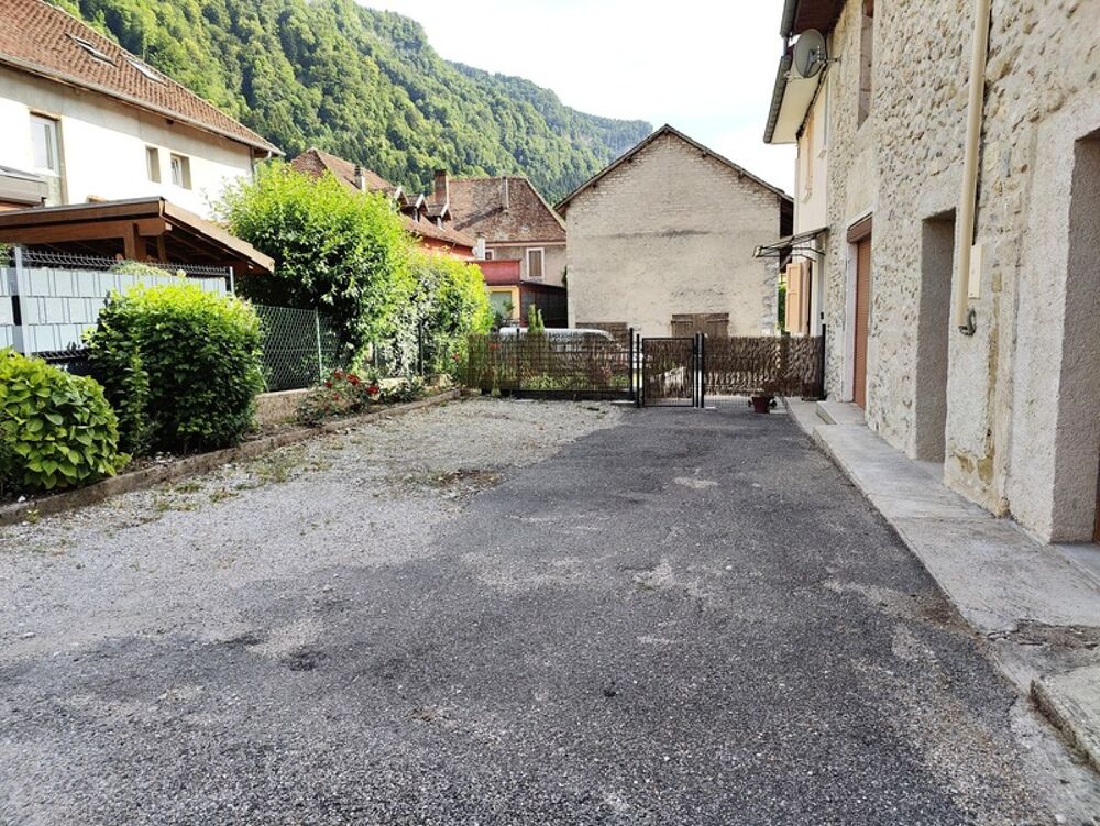 Centre village de St Joseph de Rivière, maison en pierre 4P 85 m2 avec dépendance et cour