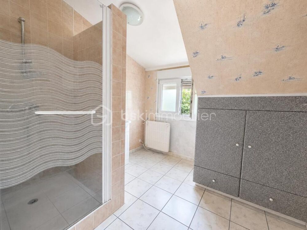 Maison semi-individuelle avec jardin arboré et garage, à rénover selon vos envies !