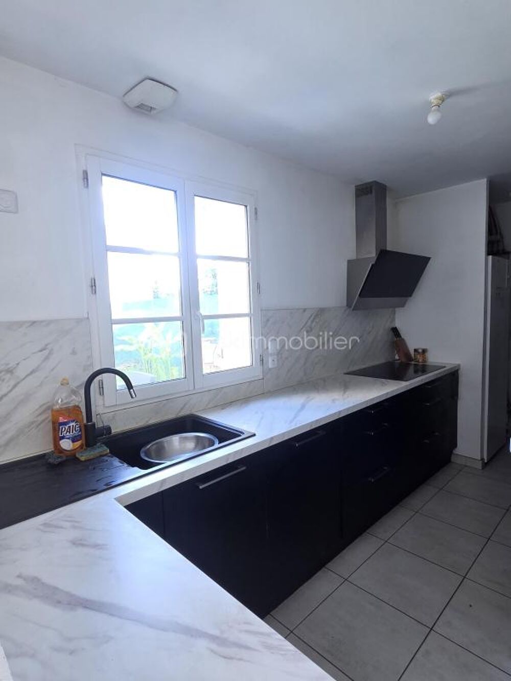 Maison neuve au design contemporain avec double garage