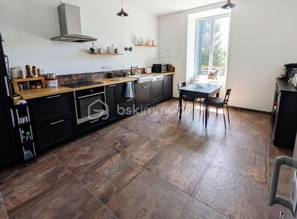 Maison avec jardin, dépendances et gîte rentable  À découvrir sans tarder !