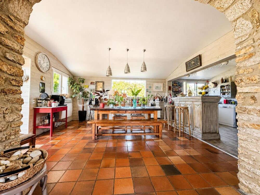 Maison de caractère 8 pièces avec jardin clos et potentiel dévolution