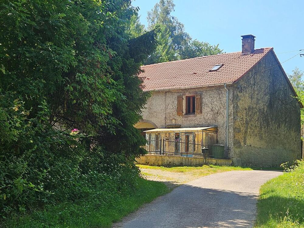 Maison de caractère en pierres, dépendances et terrain de 1,36 ha avec source