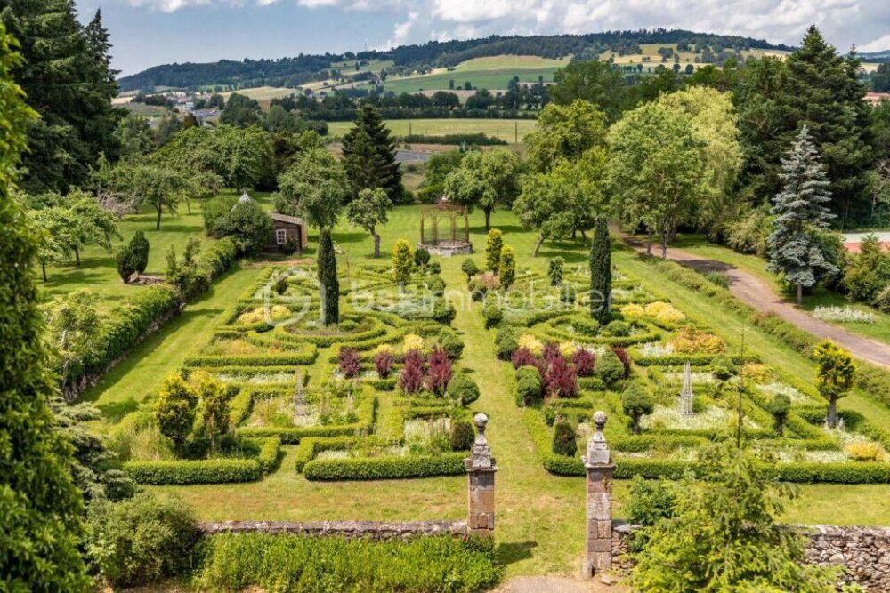 Vente Propriété/Château Château sur propriété de 5,3 ha ***  21 pièces***  13 chambres*** Dépendances ***  Jardin Médiéval***  Parc boisé***  Terrain de Saint flour
