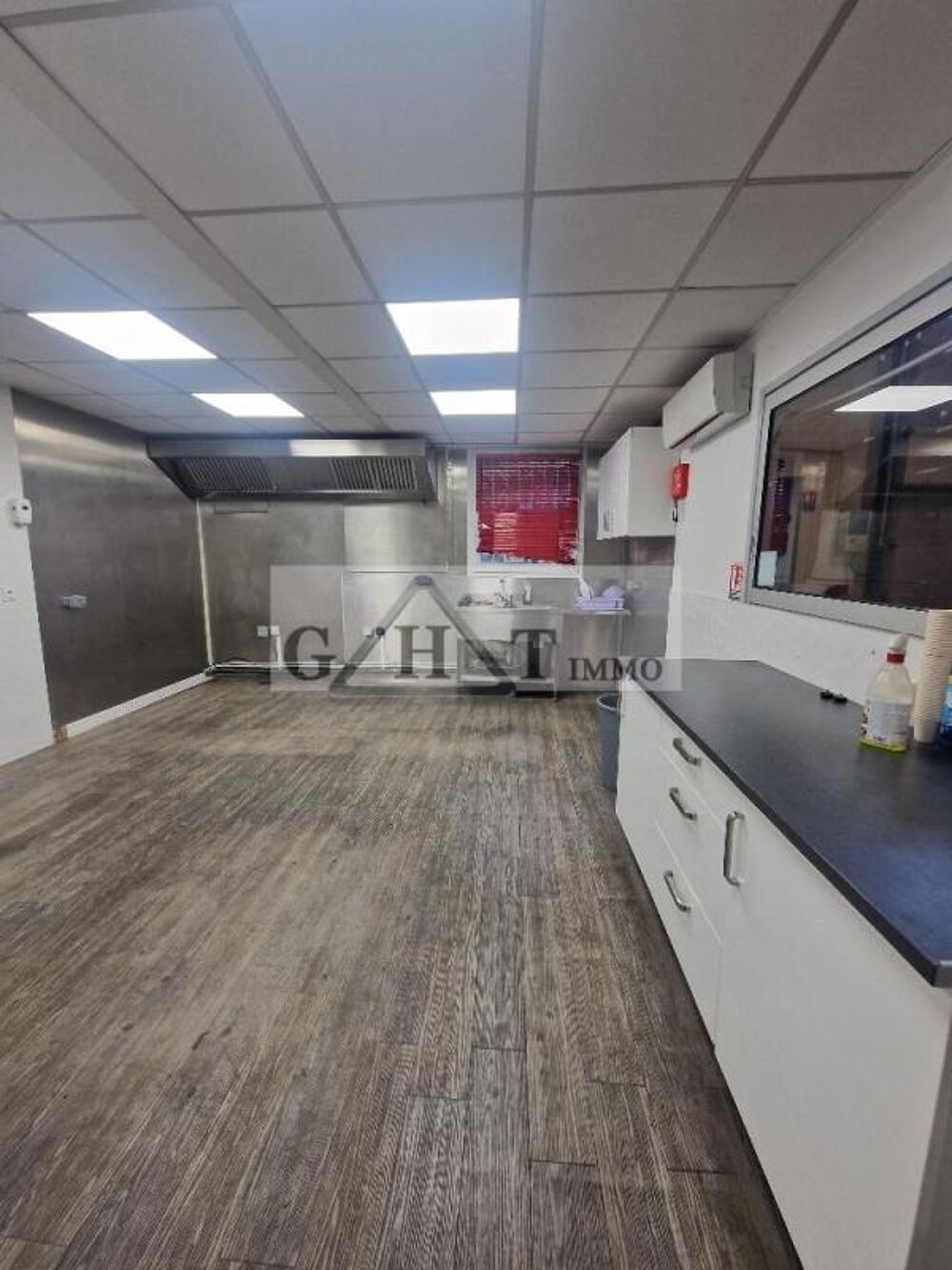   A LOUER 2000 M² DE TERRAIN + 800 M² ENTREPOT BUREAUX A STAINS Stains