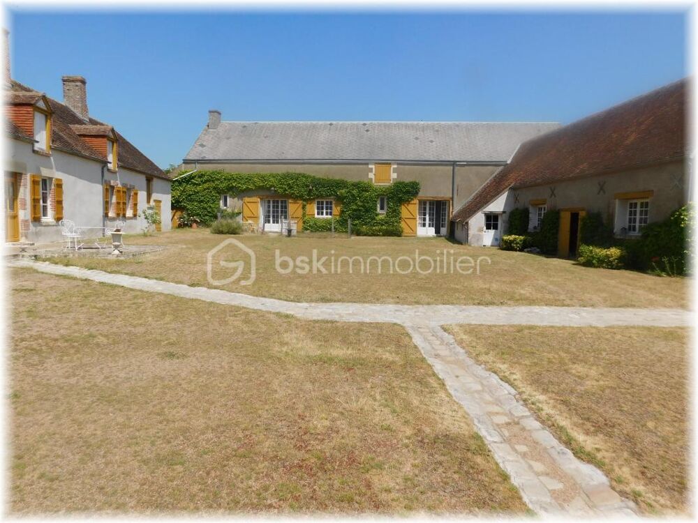 Propriété de plus de 9000 m2 comprenant 1000 m2 de bati dont 437 m2 habitable