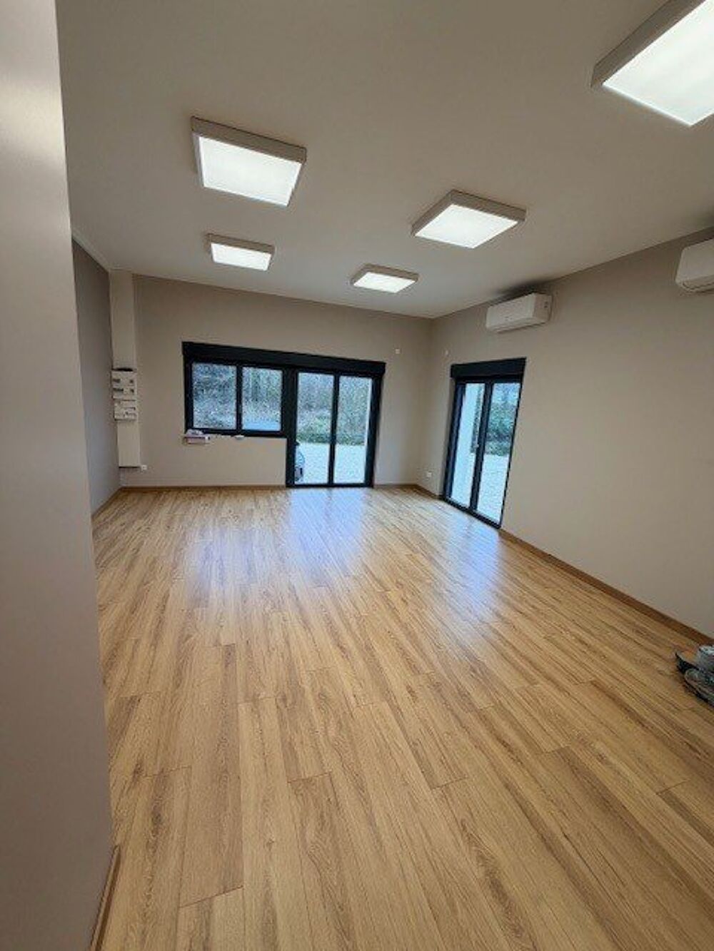   À louer : bureaux open space d'environ 32 m², récemment rénovés, idéalement situés Saint remy