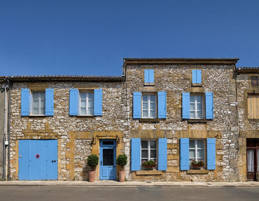 Grande maison de village avec cour au coeur de Monpazier