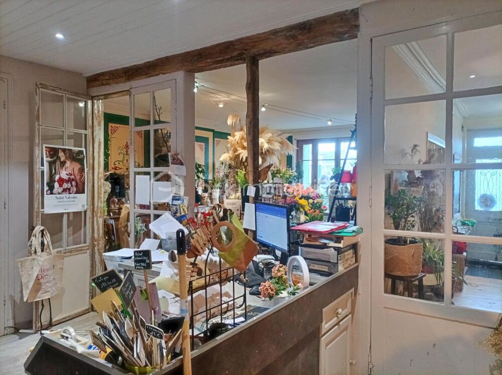Immeuble idéal investisseur  Local commercial loué  Place principale de Cazals