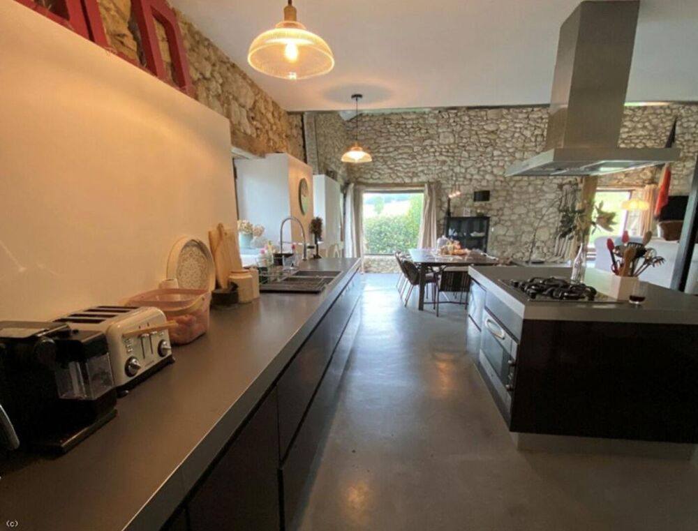 Grange convertie en loft avec maison d'amis, piscine chauffée et dépendances