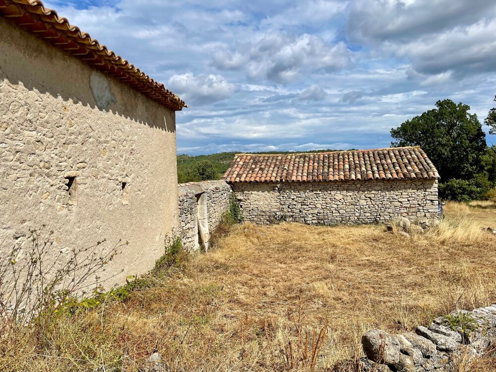 A vendre Bâtisse en pierre rénovée de 235 m² habitables et ses dépendances de 300 m2 - Terrain de 100 000,00 m²