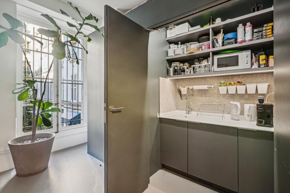   A louer bureaux au 1er étage sur cour Paris 9