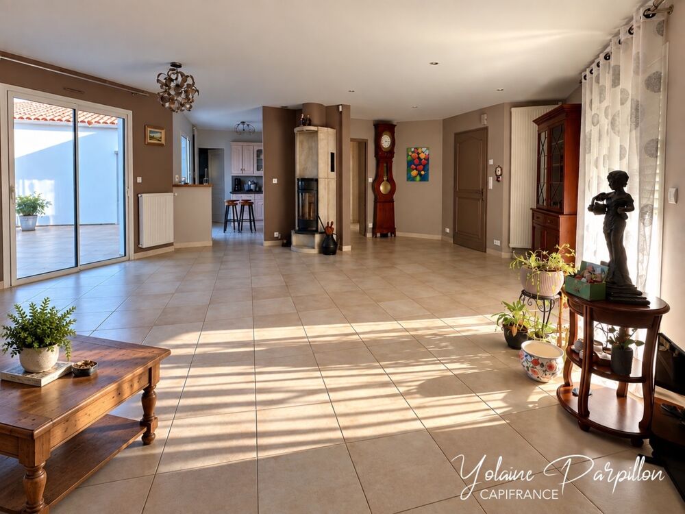 Vente Maison Maison de plain-pied offrant 4/5 chambres avec piscine sur 2000 m² aux BROUZILS (85) Les brouzils