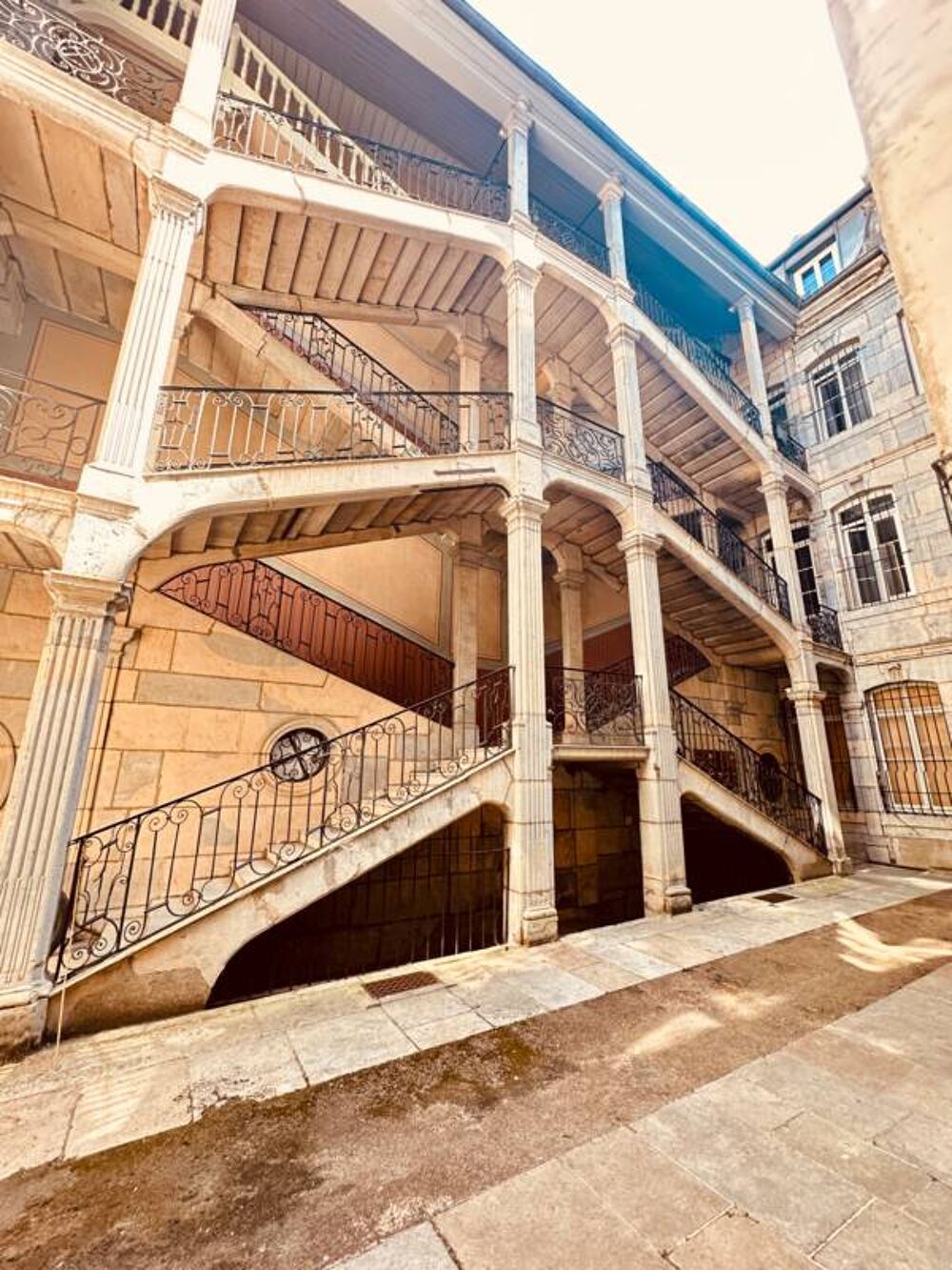 BESANCON BOUCLE, A PROXIMITE DE LA PLACE ST PIERRE, APPARTEMENT DE TYPE 6 DE 145 m2