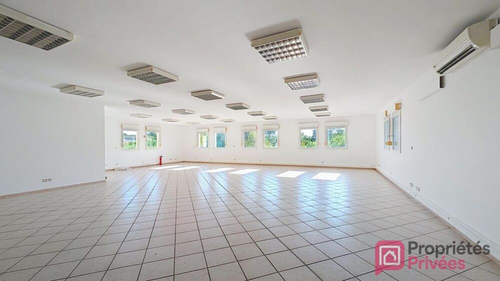   SAINT CHAMAS - Location  Local commercial  150 m2 