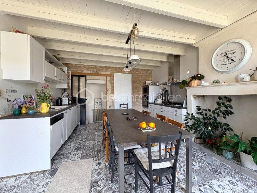 Maison en pierre rénovée avec grand garage camping-car, terrasse et prestations rares  Meursac