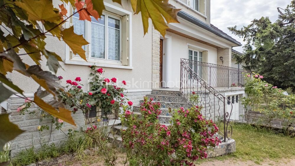 Vente Maison Charmante maison traditionnelle de caractère avec son sous-sol complet, son agréable terrain et son grand garage indépendant dan Coulanges les nevers