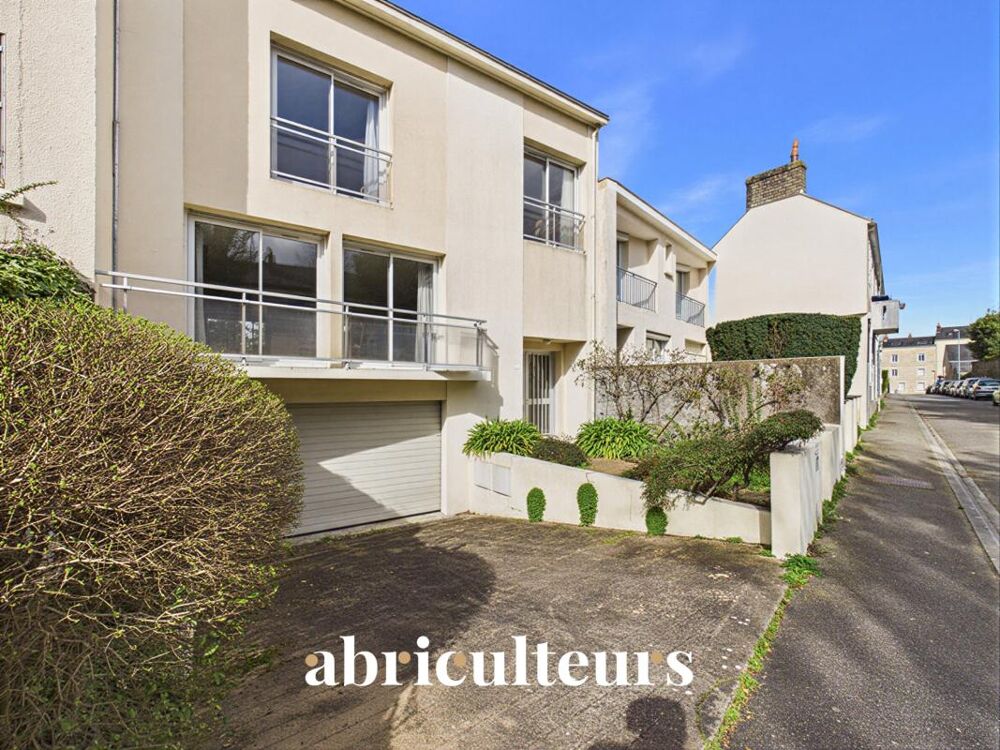 Grande maison comprenant une avenue privée en vente à Hauts-Pavés (44000)