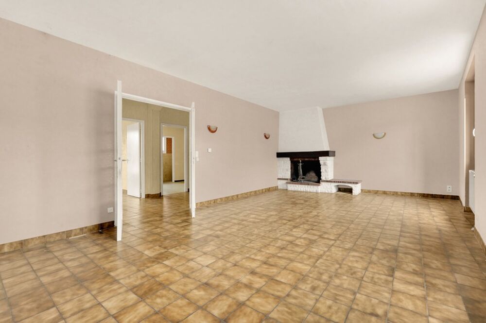 MAISON DE VILLE avec 2 garages et jardin