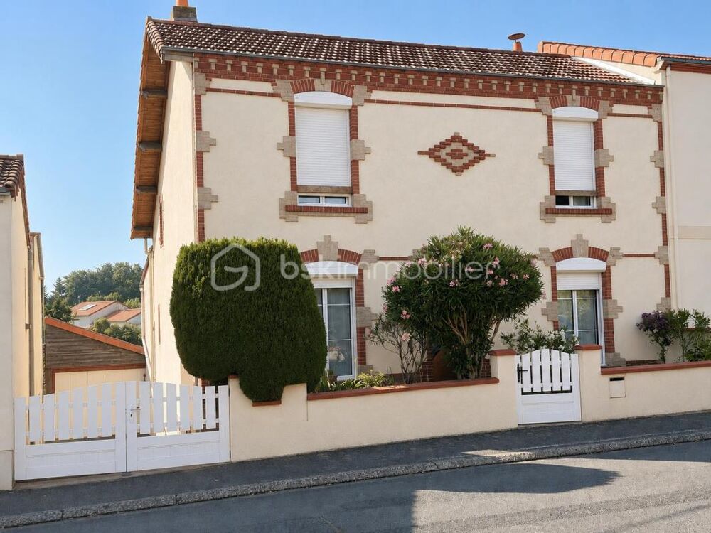 Maison de bourg familiale de 150 m²  Entretien irréprochable  beaux potentiels