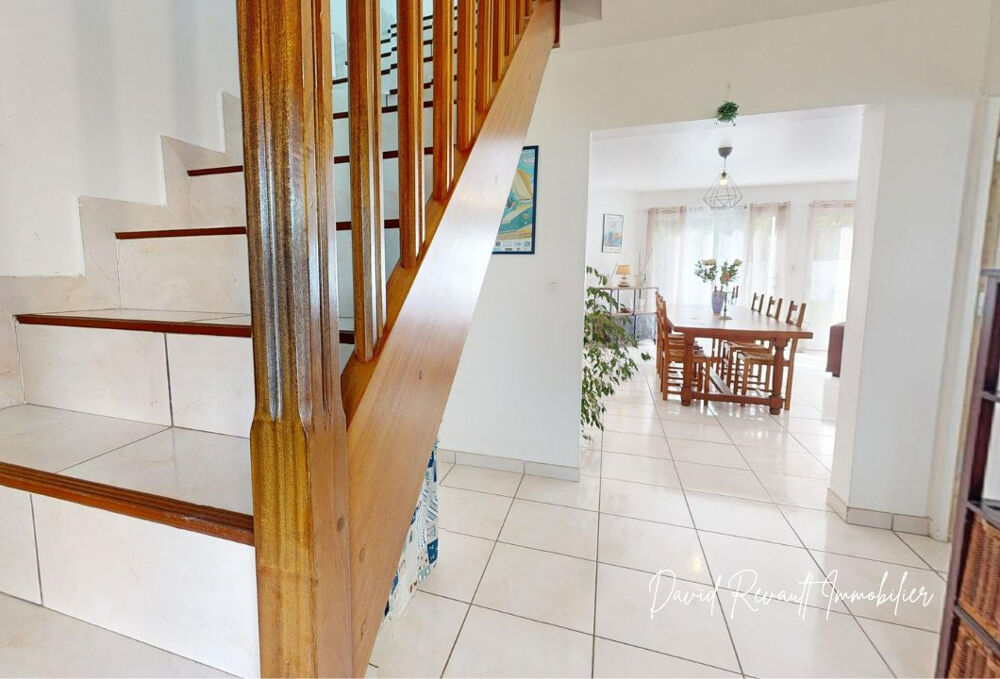 Vente Maison Maison familiale à Elven, 170 m² habitables, 8 pièces dont 5 chambres, édifiée sur un terrain de 555 m². Prix de vente : 431 600 Elven
