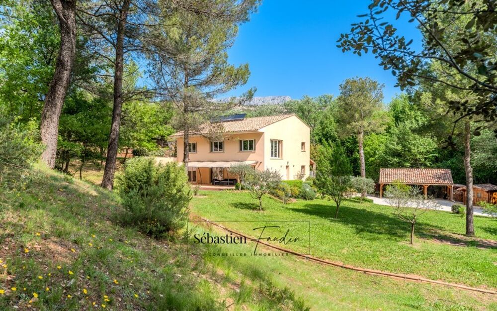 Domaine à vendre à Rousset à 15 minutes d'Aix-en-Provence - 8 000 m² - plusieurs logements - 262 m² habitables - calme absolu -