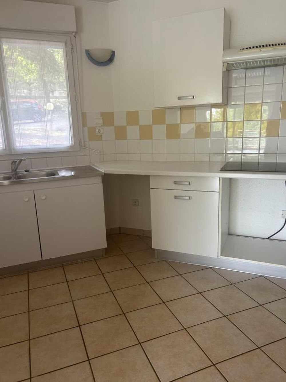 A LOUER T3 AVEC PETITE TERRASSE RESIDENCE LES BASTONIES