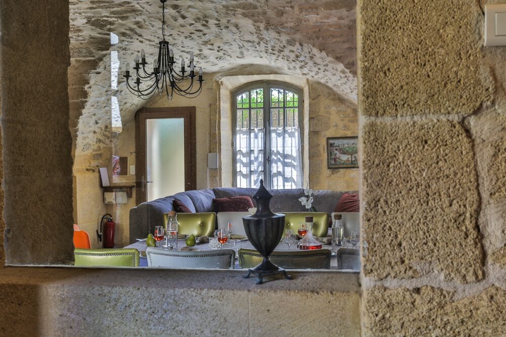?Maison de caractère avec jardin clos, piscine et importantes dépendances  à 10 mn dUzès?