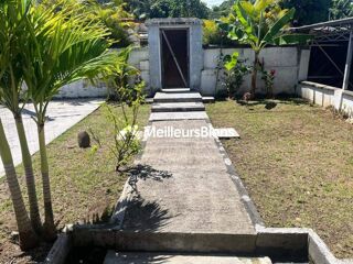 Vente Maison Jolie villa T5 plus combles sur 900 m² de terrain arboré Les abymes