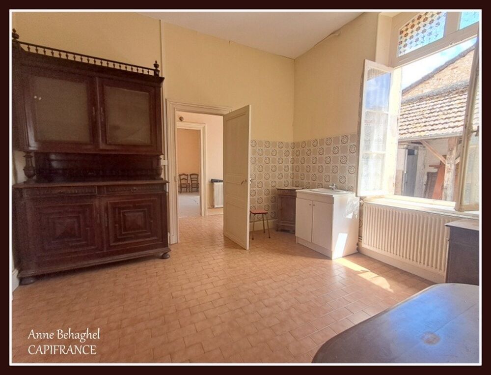 Maison de ville en pierre de 130m2 avec cour et préau- A rénover