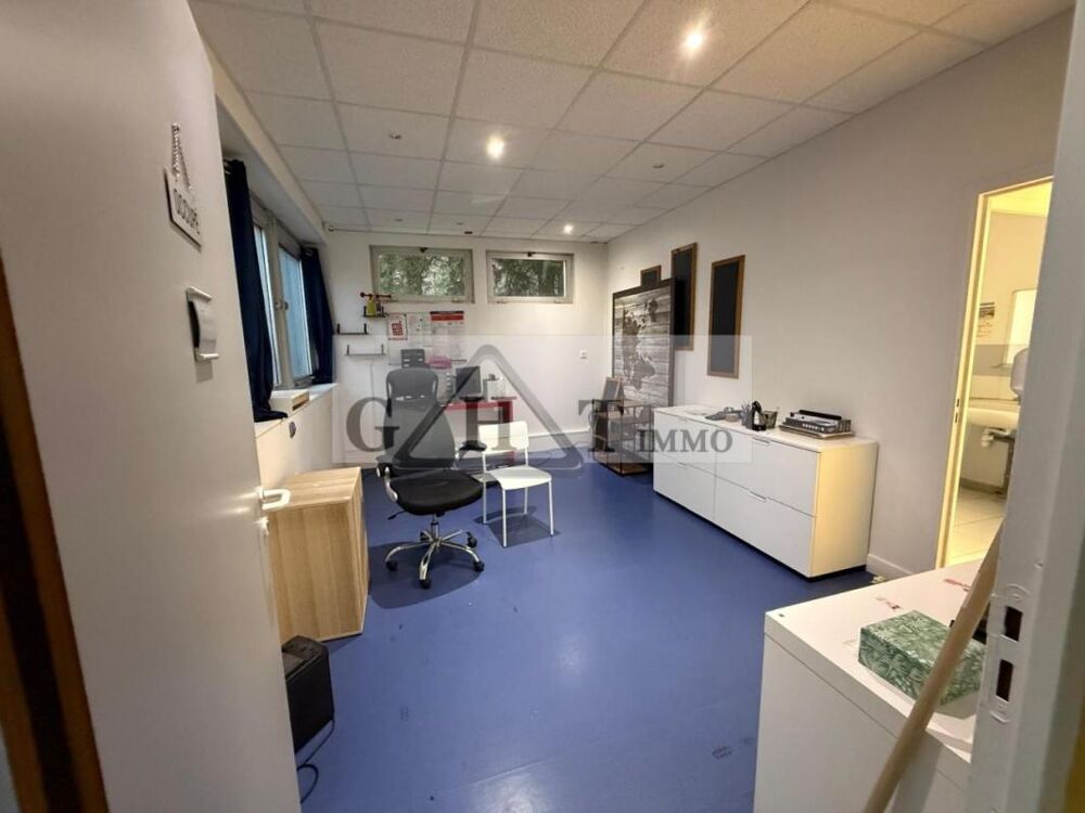   ENTREPOT/BUREAUX 800 M² A LOUER ERP –CENTRE CULTUEL / CULTUREL – OZOIR Ozoir la ferriere