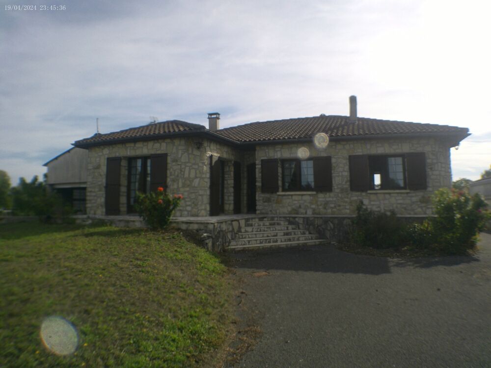 CHATEAUBERNARD A Vendre Maison en Pierre