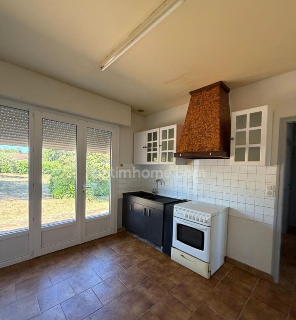 Magnac sur Touvre. Maison 84 m² sur sol sol semi enterré avec jardin