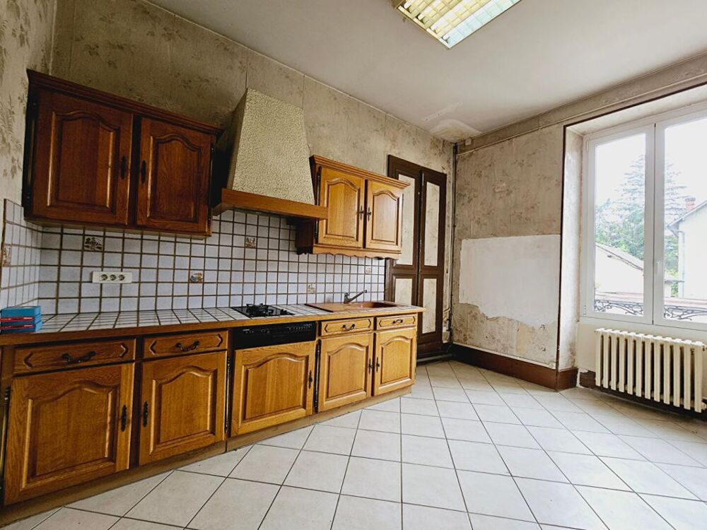 SAINT DOULCHARD IMMEUBLE DE 285M² GARAGE DEPENDANCES