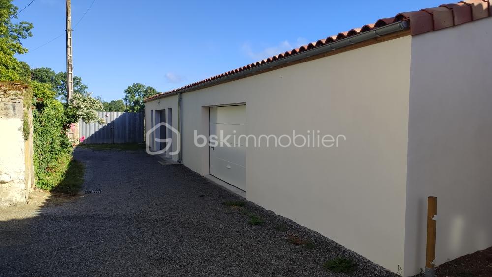 Vente Parking/Garage EXCLUSIVITÉ – Garage récent de 60 m² avec atelier Mauze sur le mignon