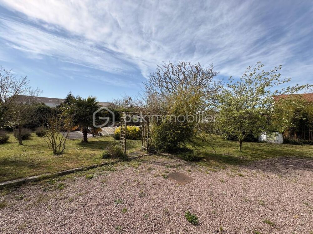 Découvrez cette maison familiale de plain pied avec piscine dans un cadre agréable