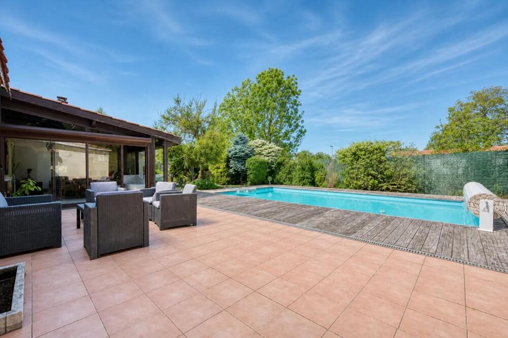 Maison spacieuse à Yves avec piscine