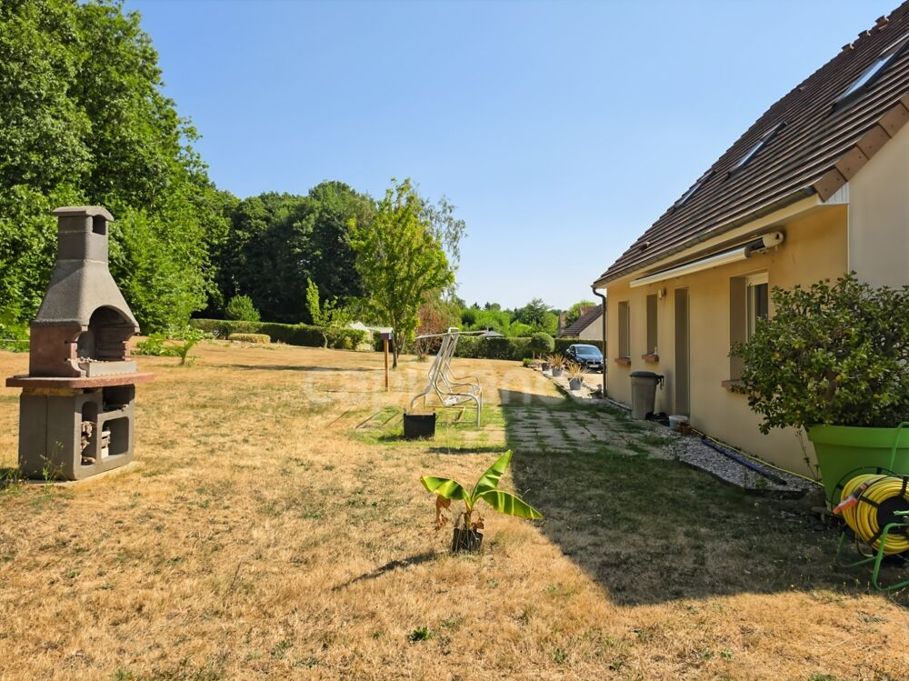 Maison familiale de 4 chambres sur plus de 6 000 m² de terrain à Saint-Maixent