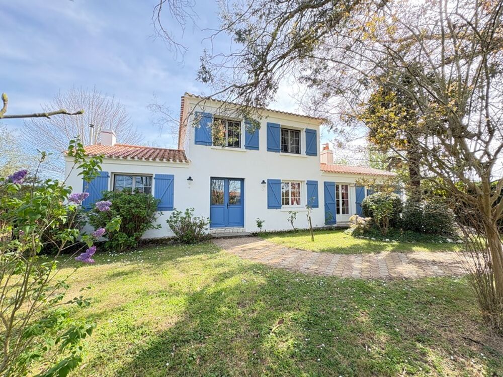 Maison à vendre sur un terrain de 2000 m2 - 4 chambres - Bureau - 3 salles d'eau - 3 wc - Dépendance de 110 m2 et garages LA GAR