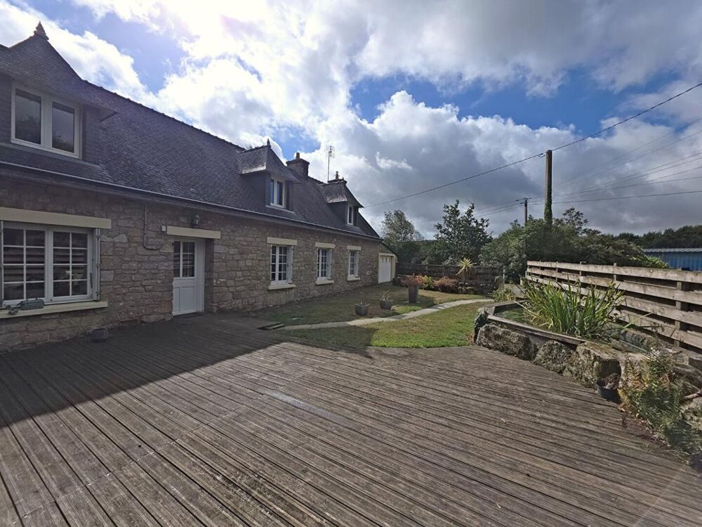 Longère en pierre de 140 m², terrasse de 54 m² et 4,56 hectares · Ploërdut