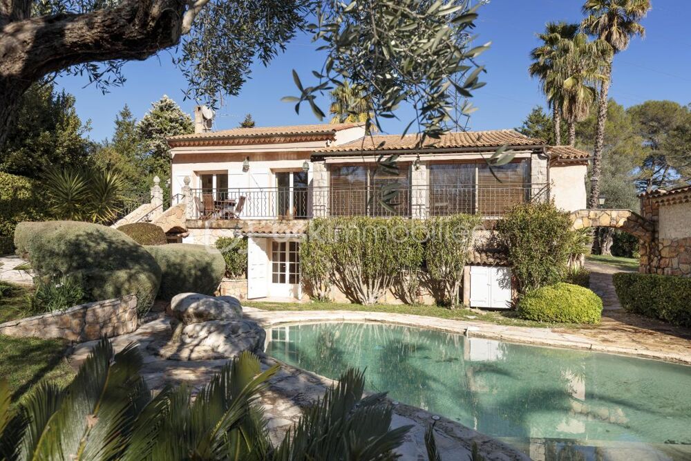 Villa de 216 m2 5 pièces avec piscine sur un terrain de 2041 m2