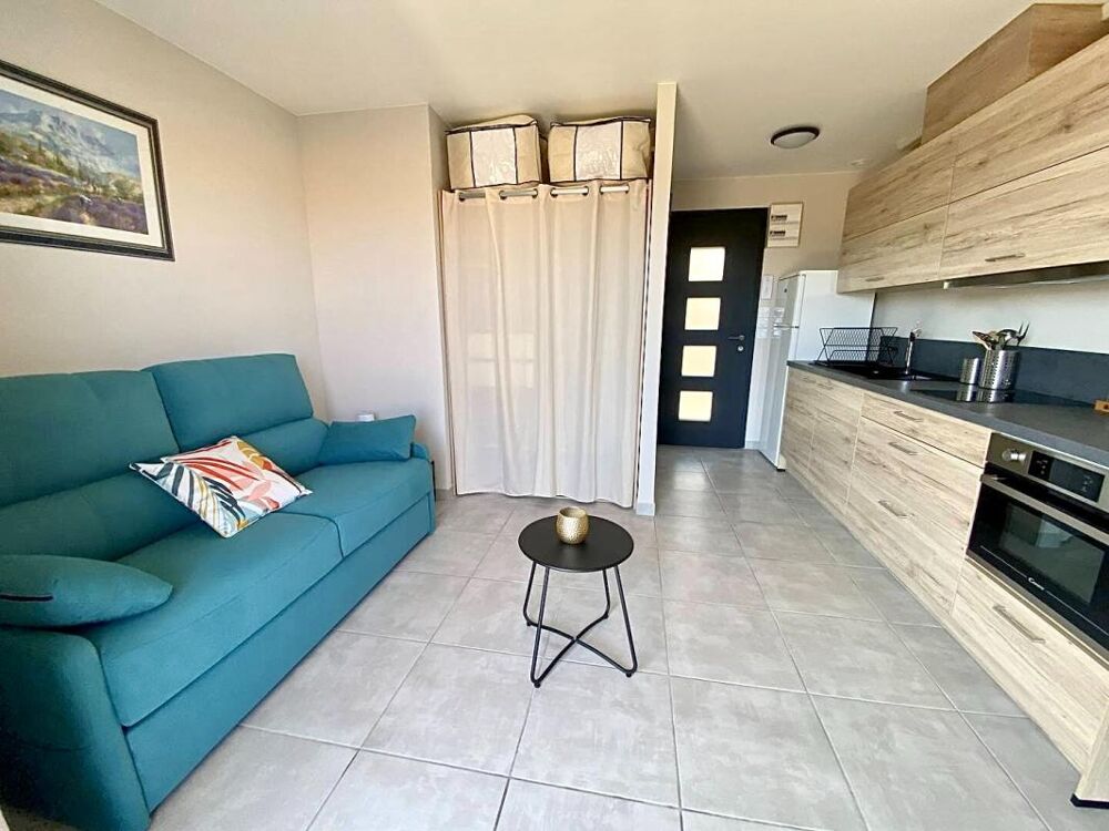 Studio rénové avec terrasse à vendre -Centre-ville Lavandou- Plage et commerces à pied