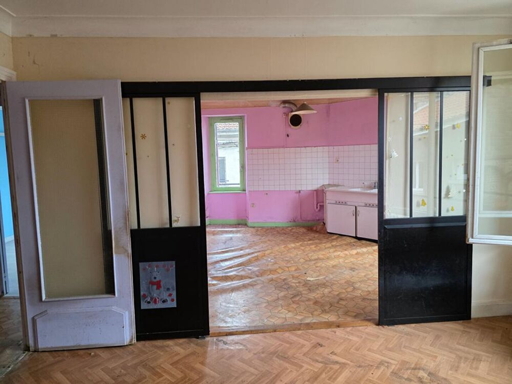 Vente Immeuble Dunières 43220 idéalement situé en plein centre du village proche des commodités Immeuble élevé sur caves sur trois niveaux plus Dunieres