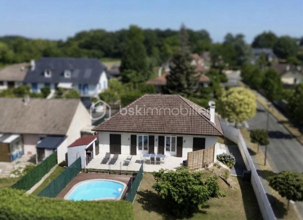 Maison familiale de 130 m² habitables avec jardin arboré de 757m² et piscine
