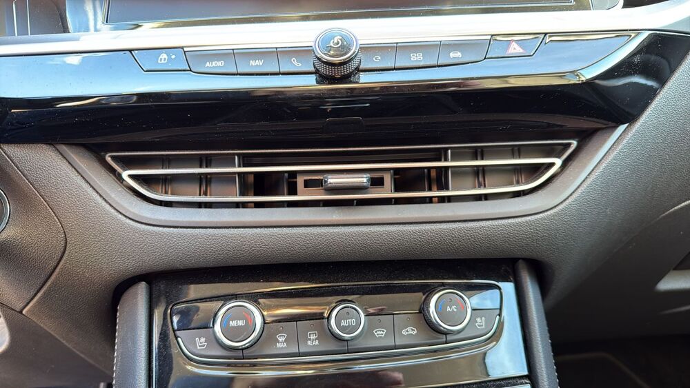 Grandland 1.6 Hybrid 300 AWD EAT8 Ultimate - Premi&egrave;re main Entretien c 2023 occasion 21000 Dijon
