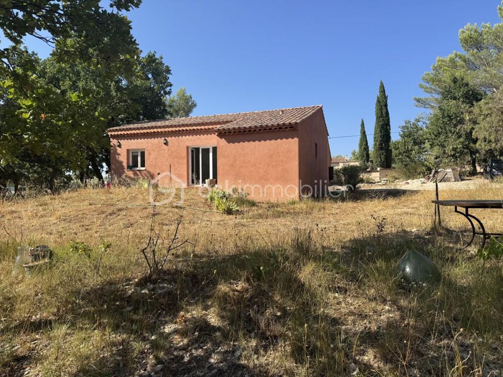 À Rocbaron (83136), superbe villa de plain-pied entièrement rénovée avec 3 chambres et grand terrain