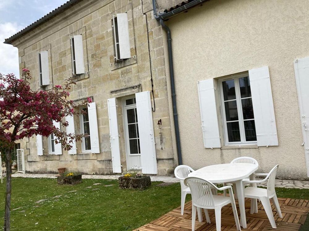 A 7 kms de Saint-André de Cubzac ,au calme à La Lande de Fronsac ,découvrez cette maison R+1 en pierre 1900 d'environ 101 m² h