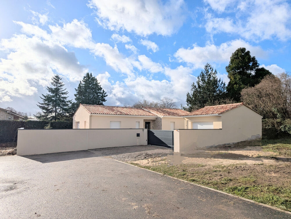 Vente Maison Maison à vendre FLEAC Maison neuve avec un grand espace de vie, quatre chambres et garage Fleac