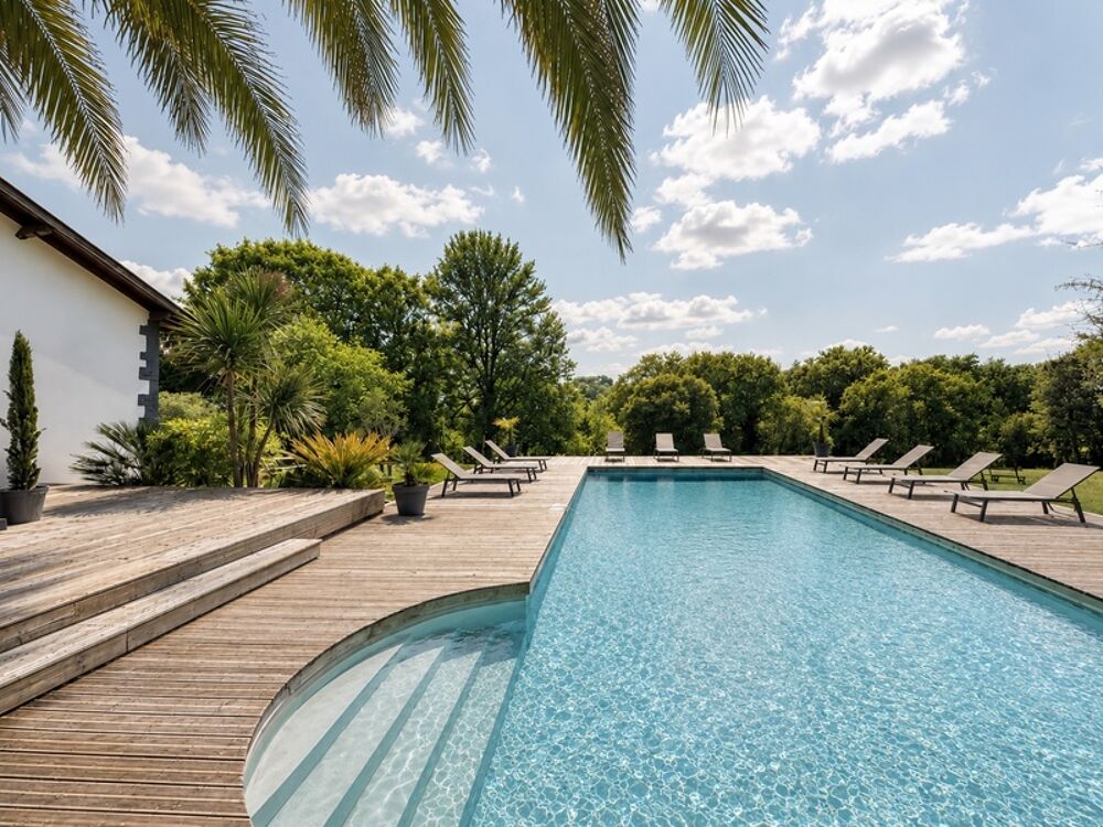 Maison avec 3 gîtes, piscine et 7 ha de prairies et forêts